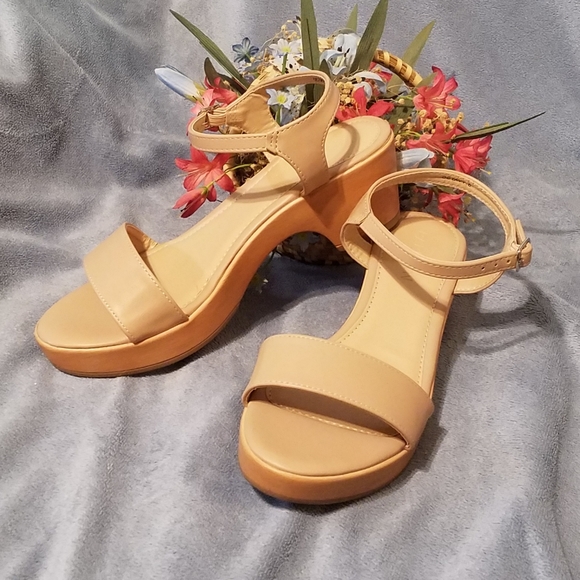 Parisian Sandals - Picture 2 of 3